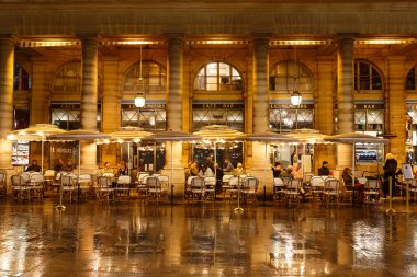 PARIS, FRANCE - 15 Kasım 2022: Place Colette and the Cafe Les Nemours, Paris Right Bank 'ın Com die Francaise' in yanındaki en ünlü kafe