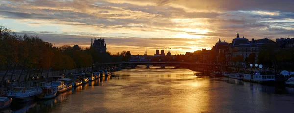 美しい日の出の中でセーヌ川と旧市街パリ ノートルダム パリと有名な観光地の素晴らしいスカイライン フランスの首都の壮大な代表的な写真 — ストック写真