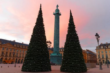 Vendome sütununda Napolyon Bonaparte 'ın heykeli var. Vendome Meydanı' nda. Noel için süslenmiş, Paris, Fransa. Vendome sütununda 425 sarmal bronz plaka var..
