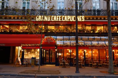 Paris, Fransa-20 Kasım 2022: Le Grand Cafe des Capucines, Fransa 'nın başkenti Paris' te bulunan efsanevi ve ünlü brasseridir..