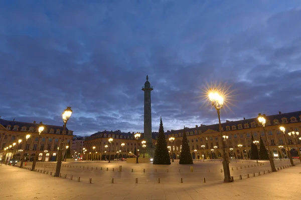 ナポレオン ボナパルト像のあるヴァンドーム柱は フランスのパリの夜にクリスマスのために装飾されたヴァンドーム広場にあります ドーム列には 大砲から作られた425枚の螺旋状の浅浮き彫りブロンズプレートがあります — ストック写真
