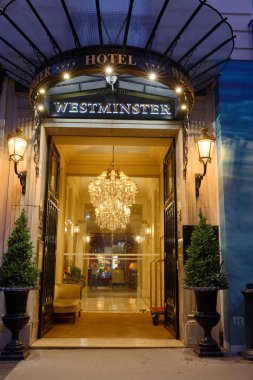 Paris, Fransa-20 Kasım 2022 tarihi Garnier Operası ile Vendome Meydanı arasında yer alan Westminster Oteli. .