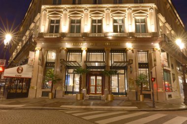 Paris, Fransa-20 Kasım 2022: Hotel France Louvre, Rue de Rivoli 'de Marais bölgesi ve Louvre Sarayı yakınlarındaki Paris' te bulunan büyüleyici, otantik bir oteldir..