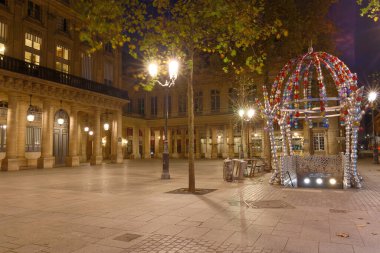 Paris, Fransa-20 Kasım 2022: Place Colette muhteşem Palais Royal binasının bulunduğu yer. Bu yere yazar Colette 'in adı verilmiş..