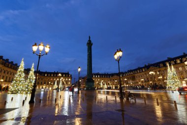 Napoleon Bonaparte heykeli olan Vendome köşesi, Fransa 'nın yağmurlu gecelerinde Noel için süslenmiş Vendome Meydanı' nda. Vendome sütununda 425 sarmal bronz plaka var..