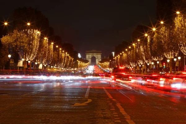 フランスの夜にクリスマス2022のために照明された凱旋門とシャンゼリゼ通り — ストック写真