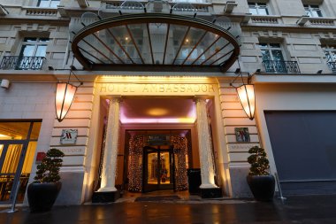 Paris, Fransa-Aralık 04, 2022: Paris Marriott Opera Büyükelçisi Oteli, Paris 'in göbeğinde, Louvre, Garnier Operası gibi ikonik Paris eğlencelerinin yakınında yer alıyor. .