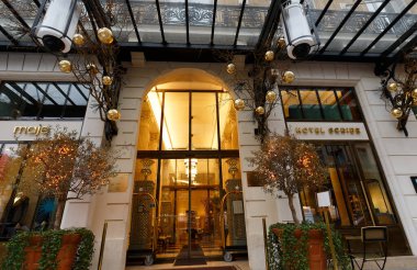 Paris, Fransa-2004 Aralık 2022: Sofitel Scribe Paris Operası 150 yılı aşkın süredir Paris 'in canlı ritmiyle çarpıyor. Garnier Operası 'ndan, Vendome Meydanı' ndan ve en özel mağazalardan birkaç adım ötede yer alıyor..