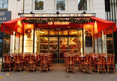 Paris, Fransa-2004 Aralık 2022: Geleneksel Fransız restoranı Colibri 2022 Noel 'i için dekore edilmiştir. Paris, Fransa 'nın tarihi merkezinde Madeleine kilisesi yakınlarında yer almaktadır..