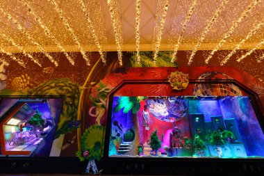 PARIS, FRANCE - 04 Aralık 2022 Galeries Lafayette Paris Haussmann mağazasının vitrininde Noel süslemeleri. Paris 'in 9. bölgesinde Haussmann Bulvarı' nda yer almaktadır..