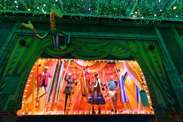 Paris, Fransa-2004 Aralık 2022: Paris 'in 9. bölgesinde Haussmann Bulvarı' ndaki Printemps alışveriş merkezinde Noel gösterisi .