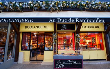Paris, Fransa - 10 Aralık 2022: Au Duc de Rambouillet 2022 Noel 'i için geleneksel Fransız fırını ve ekmek dükkânı. Rambouillet 'in merkezinde yer almaktadır..