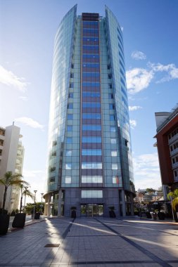 Fort-de-FRANCE, MARTINIQUE - 20 Aralık 2022: Lumina Kulesi, 21 katlı bir ofis binası, 40 katlı bir apartman ve 7 katlı Simon Otel 'i içeren İş Merkezi Pointe Simon.