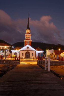 The Saint-Henri church of Anses-d'Arlet, near the beach, is known as one of the most beautiful sites of Martinique, in particular because of its exact alignment with the pontoon.