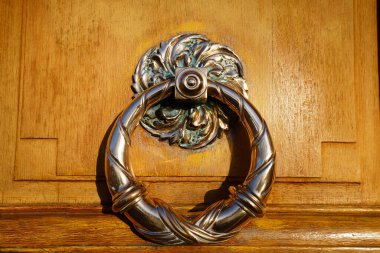 Avrupa yapımı eski metal dövmeli demir kapı tokmağı. Tasarım ayrıntıları. Paris. Fransa.