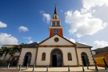 The Saint-Henri church of Anses-d'Arlet, near the beach, is known as one of the most beautiful sites of Martinique. It was built in the second half of the seventeenth century.
