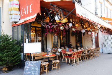 Paris, Fransa-15 Ocak 2023: Birinci arrondissement, Palais Royal yakınlarındaki geleneksel Fransız cafesi Ragueneau, Komedi Francaise, Louvre ve Opera 'da yer almaktadır..