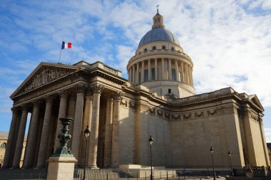 Pantheon ayırt edici Fransız vatandaşı kalıntıları içeren bir laik Türbesi var. 5 arrondissement Saint Genevieve dağ üzerinde yer alan tüm Paris üzerinde görünüyor.