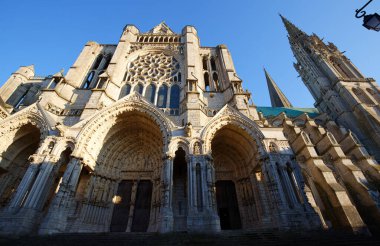 The Our Lady of Chartres Katedrali Fransa 'nın en çok ziyaret edilen turizm merkezlerinden biridir. Kısmen 1145 yılında inşa edilmiş ve 1194 yangınından 26 yıl sonra yeniden inşa edilmiş..