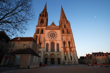 The Our Lady of Chartres Katedrali Fransa 'nın en çok ziyaret edilen turizm merkezlerinden biridir. Kısmen 1145 yılında inşa edilmiş ve 1194 yangınından 26 yıl sonra yeniden inşa edilmiş..