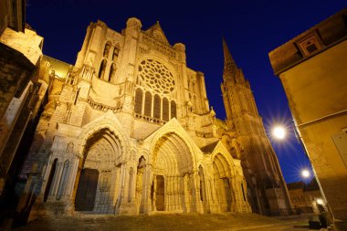 The Our Lady of Chartres Katedrali Fransa 'nın en çok ziyaret edilen turizm merkezlerinden biridir. Kısmen 1145 yılında inşa edilmiş ve 1194 yangınından 26 yıl sonra yeniden inşa edilmiş..