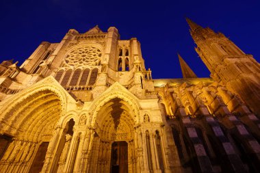 The Our Lady of Chartres Katedrali Fransa 'nın en çok ziyaret edilen turizm merkezlerinden biridir. Kısmen 1145 yılında inşa edilmiş ve 1194 yangınından 26 yıl sonra yeniden inşa edilmiş..