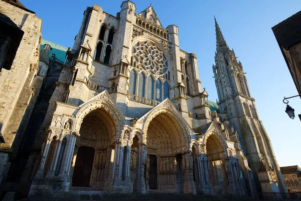 查尔夫人大教堂是法国游客最多的旅游胜地之一 部分始建于1145年 在1194年大火之后的26年中重建 — 图库照片