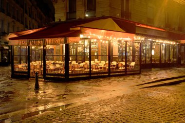 PARIS, Fransa - 26 Mart 2023: Esplanade Saint Eustache, Paris 'in Montorgueil Caddesi' nde bulunan geleneksel bir Fransız restoranıdır. .