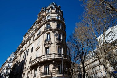 Tipik balkon ve pencereli geleneksel Fransız evlerinin cepheleri. Paris, Fransa.