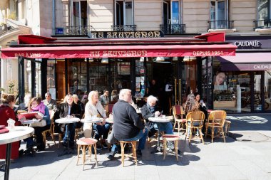 Paris, Fransa-Nisan 04, 2023: Cafe Au Sauvignon Paris 'teki Saint-Germain des Pres' in en iyi geleneksel kafelerinden biridir. .