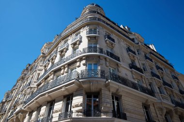 Tipik balkon ve pencereli geleneksel Fransız evinin ön cephesi. Paris, Fransa.