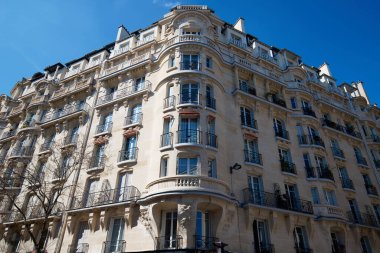 Tipik balkon ve pencereli geleneksel Fransız evinin ön cephesi. Paris, Fransa.