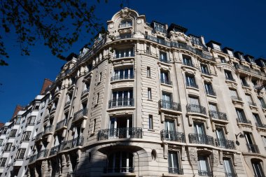 Tipik balkon ve pencereli geleneksel Fransız evinin ön cephesi. Paris, Fransa.