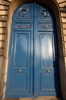 Paris, Fransa 'da eski süslü bir kapı - tipik eski bir apartman..