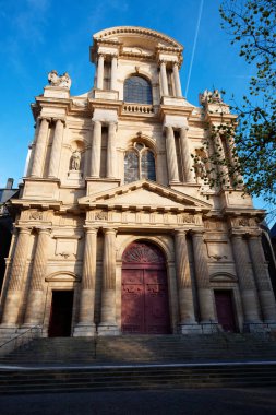 Güneşli bir günde St. Gervais-et-St-Protais Paris Kilisesi. Saint-Gervais Meydanı 'nda, Marais bölgesinde, belediye binasının doğusunda yer alır. Paris mi? Fransa.