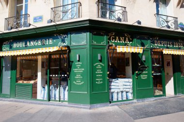 Paris, Fransa-Avril 08, 2023: Fransa 'nın 15. Bölgesi' ndeki Emile Zola Bulvarı 'nda bulunan Gana el sanatları fırını ve pastanesi. 1938 'de kuruldu..
