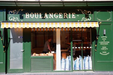 Paris, Fransa-Avril 08, 2023: Fransa 'nın 15. Bölgesi' ndeki Emile Zola Bulvarı 'nda bulunan Gana el sanatları fırını ve pastanesi. 1938 'de kuruldu..