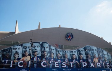 PARIS, FRANCE-Avril 08, 2023: Fransız Ligue 1 futbol kulübü Paris Saint-Germain 'in ev sahibi olduğu Parc des Princes Stadyumu' nun ana girişindeki tüm PSG takımı