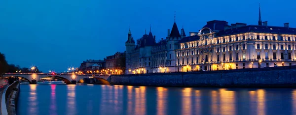 美丽的塞纳河和巴黎古监狱的景色在晚上在巴黎 — 图库照片