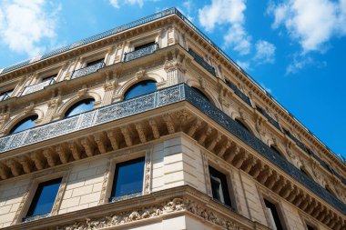 Tipik balkon ve pencereli geleneksel Fransız evinin ön cephesi. Paris, Fransa.