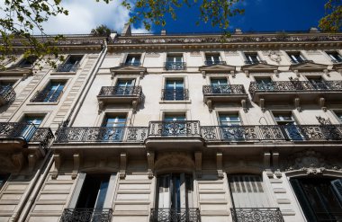 Tipik balkon ve pencereli geleneksel Fransız evinin ön cephesi. Paris, Fransa.