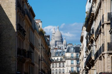 Sacre Coeur, Paris 'in en yüksek noktası olan Montmartre tepesinde yer alan bir Roma Katolik kilisesidir..