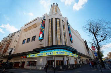 PARIS, FRANCE -19 Nisan 2023 - 1932 'de inşa edilen Grand Rex sineması Paris' te Art Deco mimarisinin bir simgesidir. Paris 'in göbeğinde Grands Bulvarı' nda..