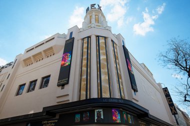 PARIS, FRANCE -19 Nisan 2023 - 1932 'de inşa edilen Grand Rex sineması Paris' te Art Deco mimarisinin bir simgesidir. Paris 'in göbeğinde Grands Bulvarı' nda..