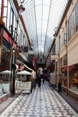 Paris, Fransa-19 Nisan 2023: 1836 'da inşa edilen Jouffroy geçidi Fransa' nın başkenti Paris 'teki Grands Bulvarları' nda en çok ziyaret edilen oyun salonlarından biridir..