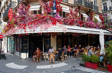 Paris, Fransa-19 Nisan 2023: Geleneksel Fransız restarant Drouot çiçeklerle süslenmiş. Fransa 'nın 9. Paris bölgesindeki Drouot Caddesi' nde yer almaktadır..