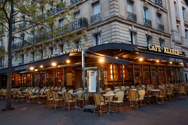 París Francia Abril 2023 Una Brasserie Tradicional Francesa Situada Place — Foto de Stock
