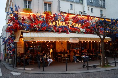 Paris, Fransa-29 Nisan 2023: Cafe Le Vrai Paris. Montmartre bölgesinde, Paris, Fransa 'da geleneksel bir Fransız kafe..
