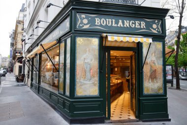 Paris, Fransa-Avril 08, 2023: Fransa 'nın 18. Ordener caddesinde bulunan Gana el sanatları fırını ve pastanesi. 1938 'de kuruldu..