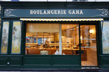 Paris, Fransa-Avril 29, 2023: Fransa 'nın 18. Ordener caddesinde bulunan Gana el sanatları fırını ve pastanesi. 1938 'de kuruldu..